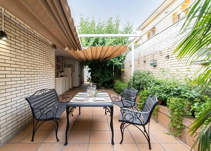 "Charm & Cozy 4Br - 3Ba With Pool & Barbecue"